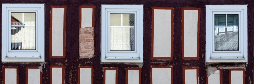Drei Burkas mit Fachwerk und Spiegelung