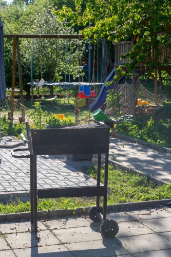 Grill und Spielplatz im Kleingarten