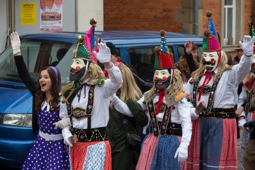 Masken mit Hut und Langhaar