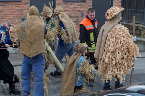 Strohbaeren bzw. Strohmaenner und Spanmaenner bedraengen Feuerwehrmann