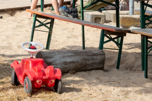 Rotes Auto im Sand