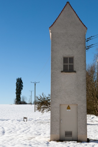 Fichte und Trafo bei Heuhof