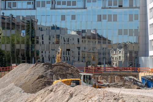Baustellensand vor Glasfassade