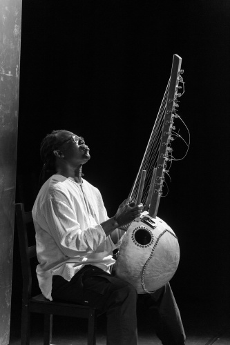 Aziz Kuyateh spielt Kora (Harfenlaute) 1