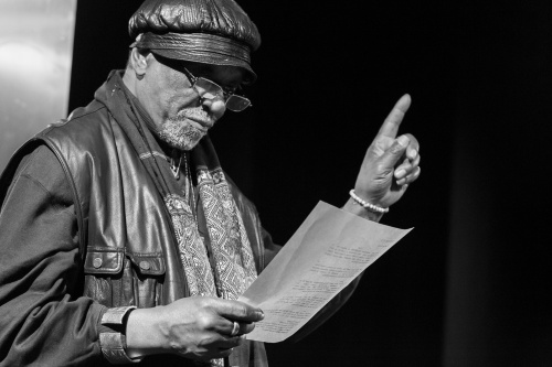 Muepu Muamba liest ein eigenes Gedicht