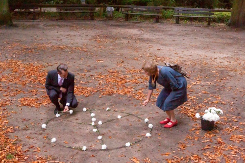 Dr. Felix Schwenke und Christa Fuehrer-Roessmann legen ein Peace-Symbol aus Nelken