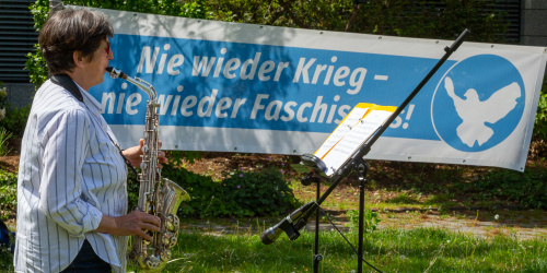 Heike Staedter spielt die Kinderhymne