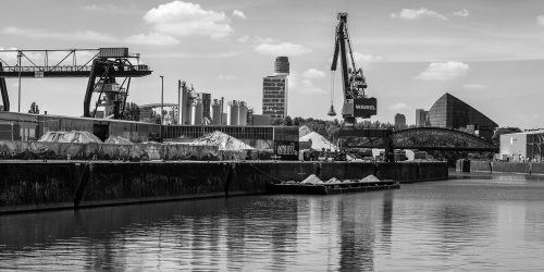 Sandtransport per Schiff - monochrom